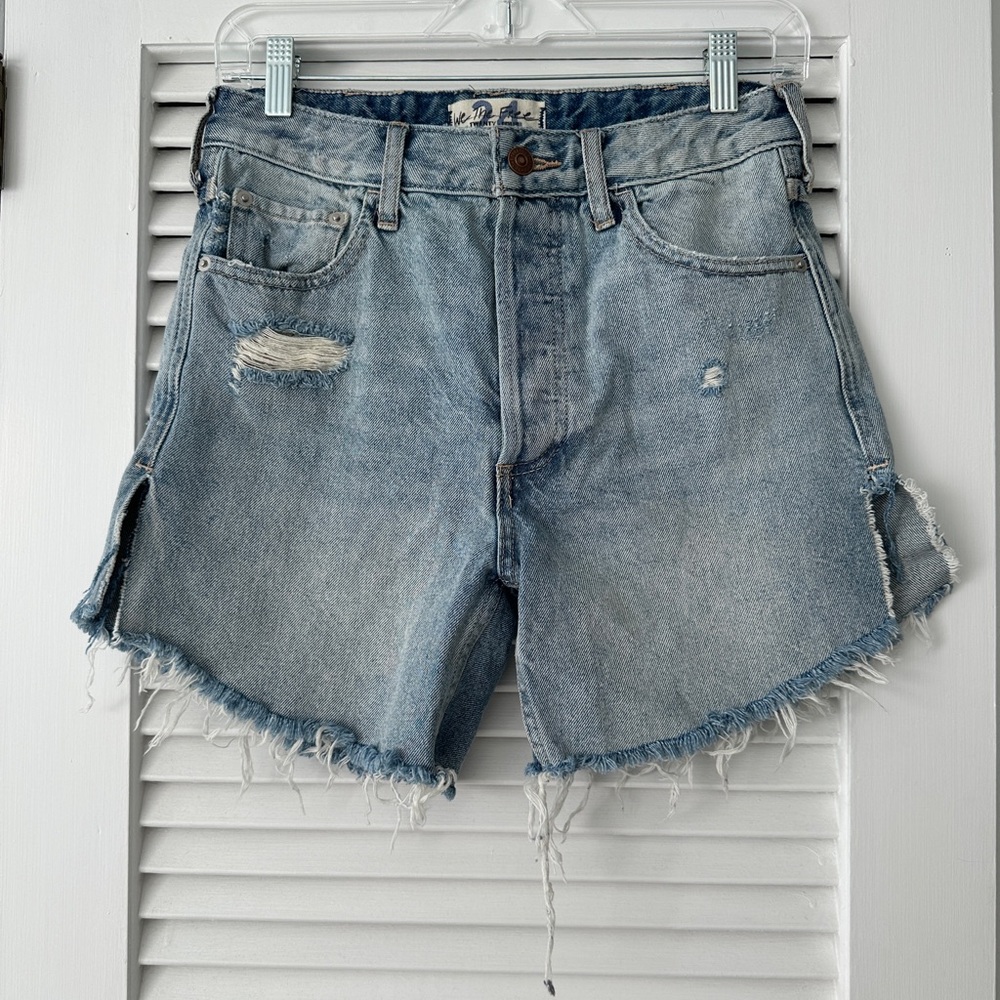 Free People We the Free Blue Denim Frayed Ripped Summer Jean Shorts in Size 24